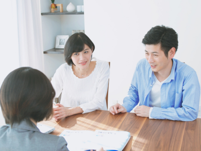 奈良県橿原市のインテリア樹樹で壁紙の打ち合わせをする夫婦とコーディネーター。色や素材を丁寧に提案し、理想の空間づくりを楽しむ様子。