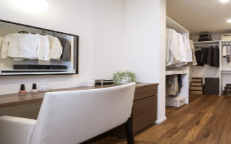 奈良県橿原市のインテリア樹樹によるリフォーム事例。インテリアコーディネーターの提案で、納戸を明るく快適な収納&ドレッシングスペースにリフォームした室内。