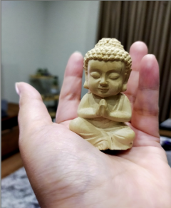 奈良県橿原市のインテリア樹樹で「仏の純ちゃん」と呼ばれる職人の誠実さをイメージした、手のひらに小さな仏像を乗せた写真。丁寧で穏やかな仕事ぶりを象徴。